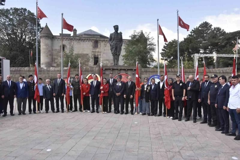 Bitlis’te Gaziler günü dolayısıyla protokol üyeleri gazilerle sabah kahvaltısında bir araya geldi.