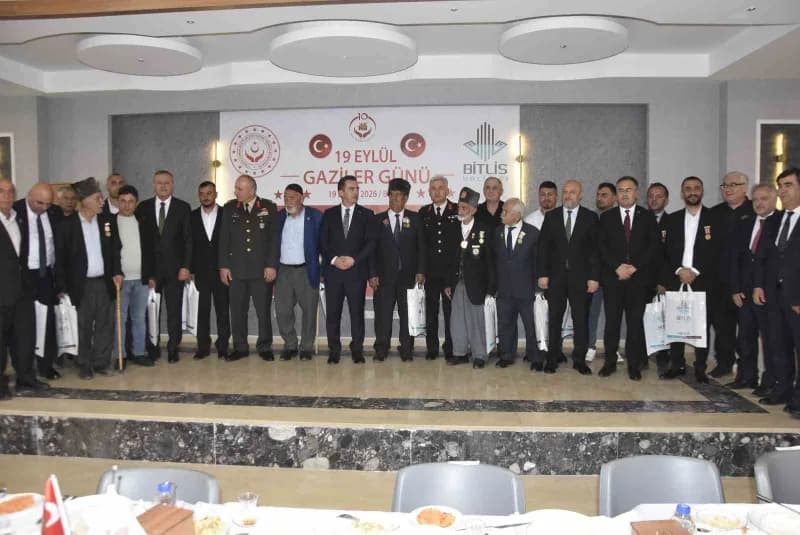 Bitlis’te Gaziler günü dolayısıyla protokol üyeleri gazilerle sabah kahvaltısında bir araya geldi.