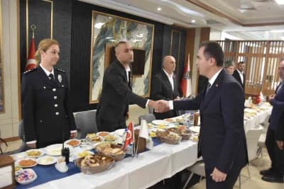 Bitlis'te Gaziler Günü programında protokol üyeleri ve gaziler kahvaltıda bir arada