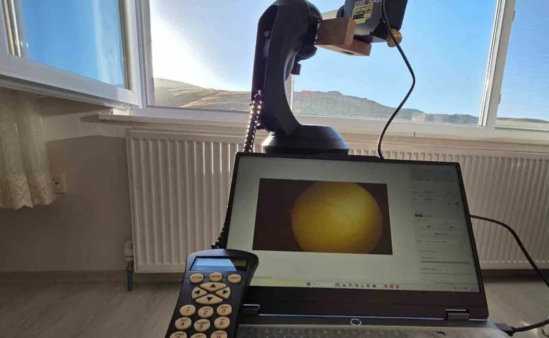 Bitlis’te gökyüzü gözlemleri gerçekleştiren uzayseverler, özel Güneş teleskoplarıyla yıldızımızı yakından gözlemledi.