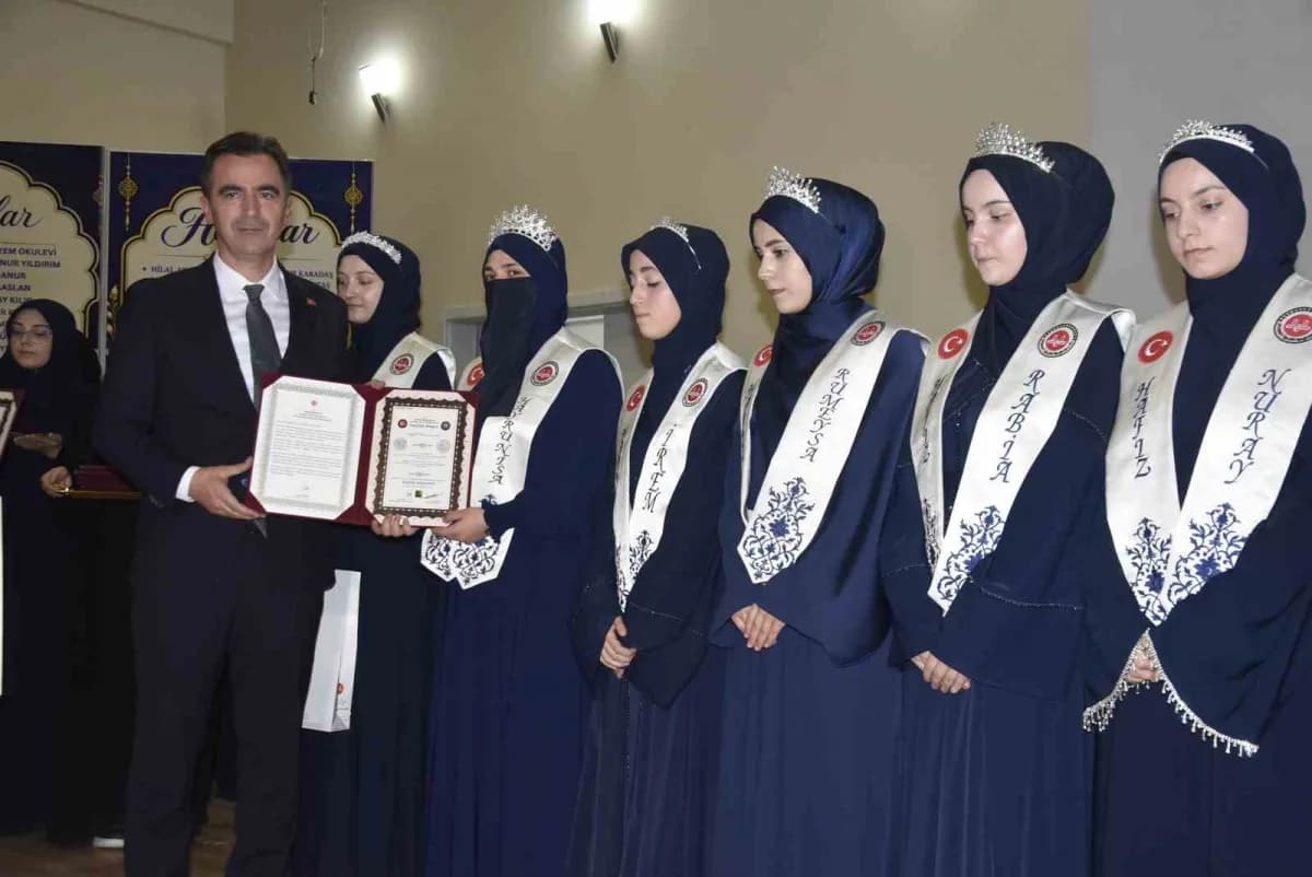 Bitlis’te düzenlenen icazet programında hafizelere belgeleri takdim edilirken çekilmiş fotoğraf