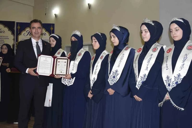 Bitlis’te düzenlenen icazet programında hafizelere belgeleri takdim edilirken çekilmiş fotoğraf