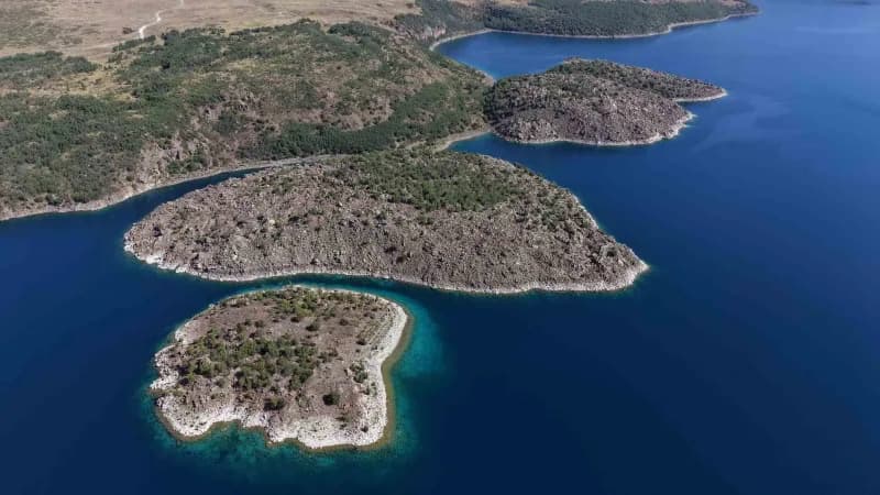 Bitlis’in Ahlat, Güroymak ve Tatvan ilçe sınırları içinde yer alan Nemrut Kalderası’nın Milli Park ilan edilmesi Bitlis