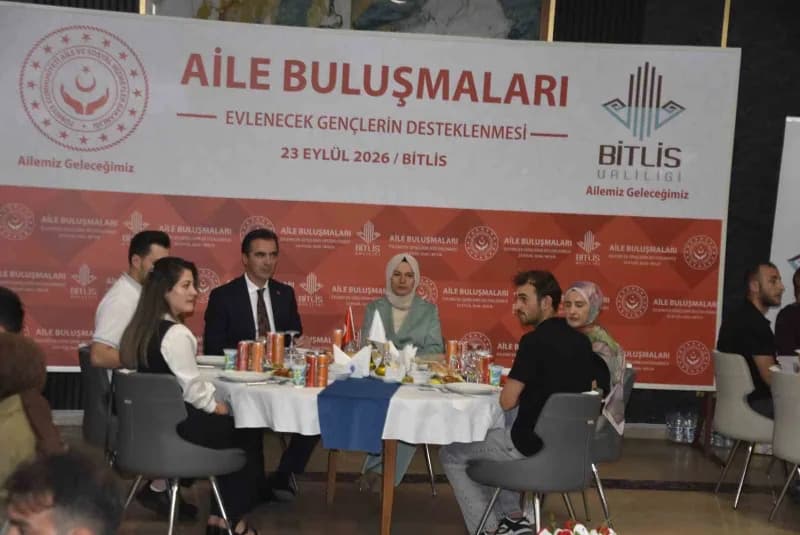 Bitlis'te evlenecek gençler destek projesi kapsamında düzenlenen programda genç çiftler ve yetkililer bir arada