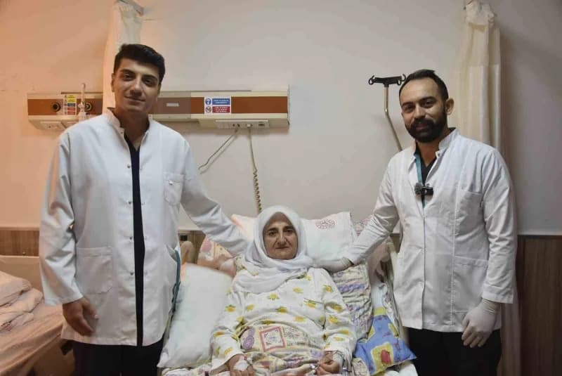 Makattan kanama şikâyetiyle Bitlis Devlet Hastanesi’ne başvuran 70 yaşındaki naciye Kandaş’ın kalın bağırsağında kanserl