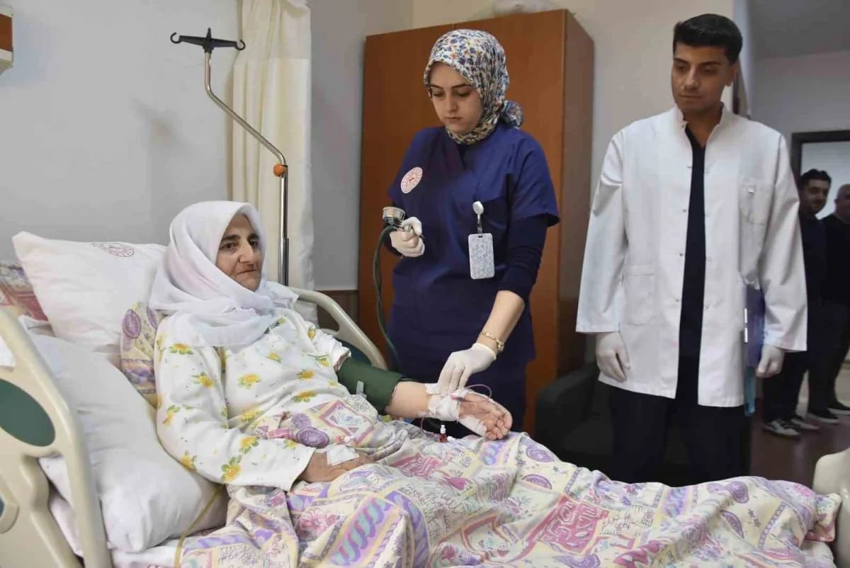 Makattan kanama şikâyetiyle Bitlis Devlet Hastanesi’ne başvuran 70 yaşındaki naciye Kandaş’ın kalın bağırsağında kanserl