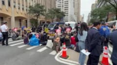 New York'ta Birleşmiş Milletler 81. Genel Kurulu öncesinde Trump karşıtı protesto gösterisi yapan göstericiler