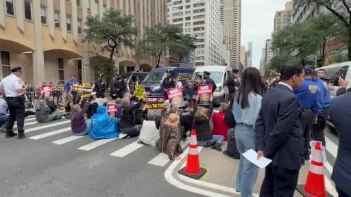 New York'ta Birleşmiş Milletler 81. Genel Kurulu öncesinde Trump karşıtı protesto gösterisi yapan göstericiler