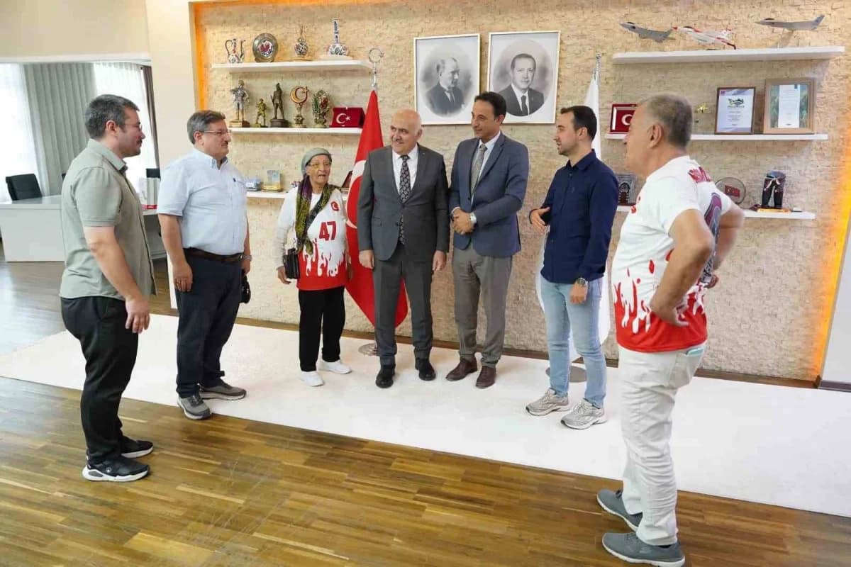 Kızılcahamam Huzurevi sakinleri Bocce Bölge Yarışması şampiyonları belediyede ödül töreninde