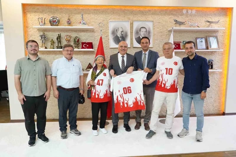 Kızılcahamam Huzurevi sakinleri, Bocce Bölge Yarışması’nda elde ettikleri birincilikle ilçeye büyük gurur yaşattı. Şampi