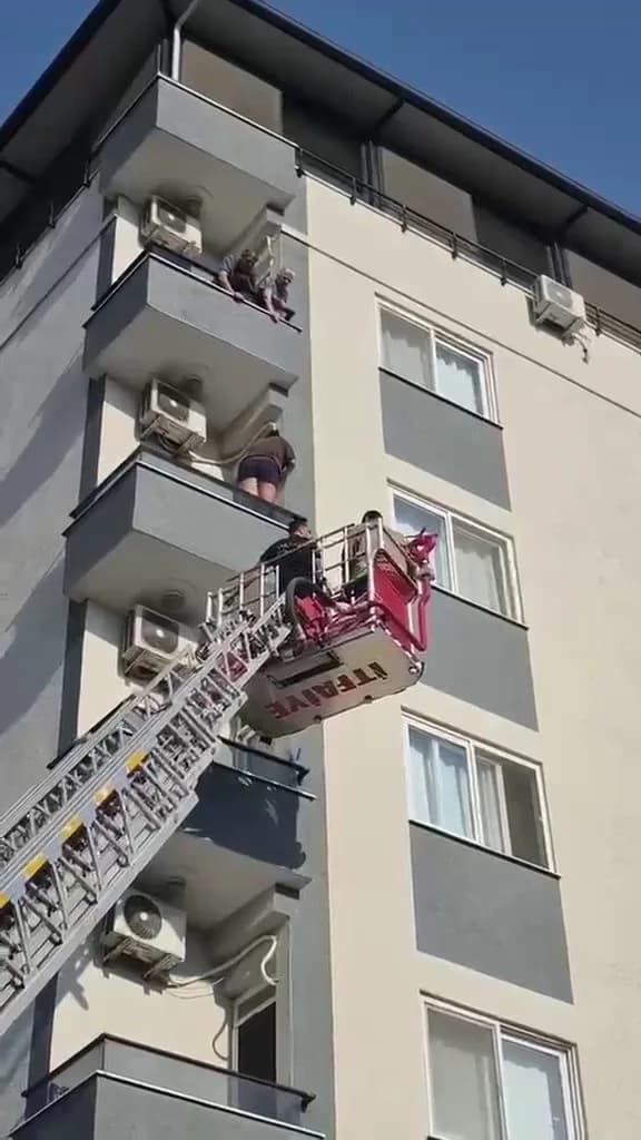 Hatay’da balkonda gördüğü böcekten korkarak korkuluğa çıkan ve mahsur kalan kadın, itfaiye ekiplerinin merdiven yardımıy