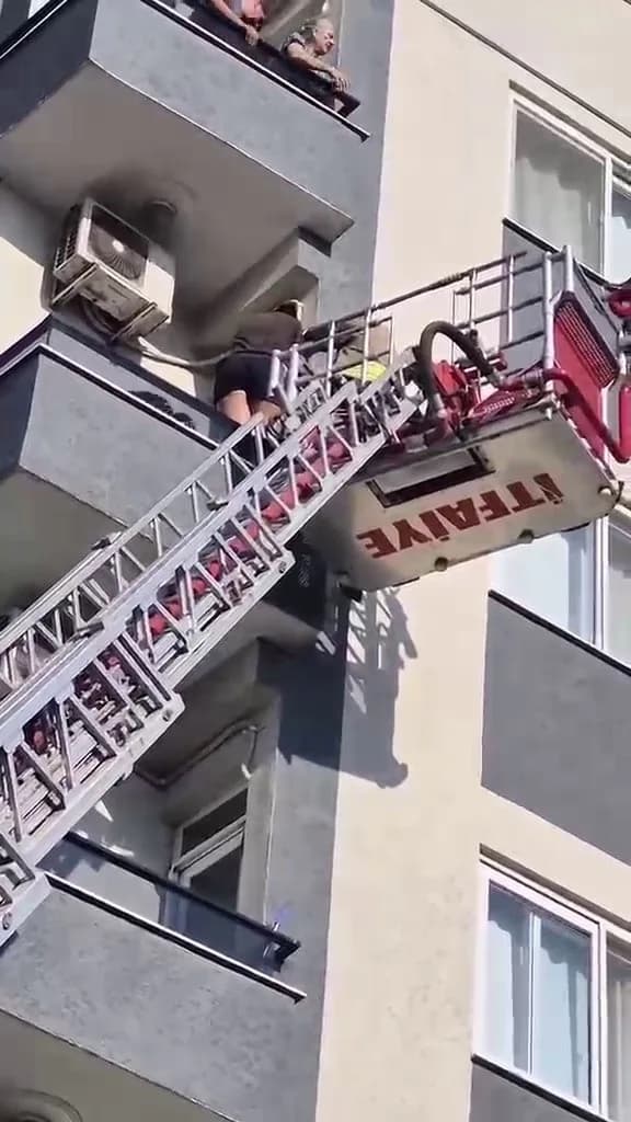 Hatay’da balkonda gördüğü böcekten korkarak korkuluğa çıkan ve mahsur kalan kadın, itfaiye ekiplerinin merdiven yardımıy