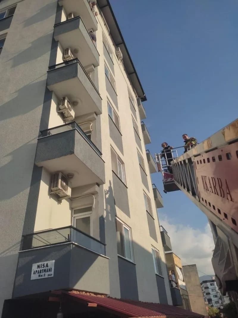 Hatay’da balkonda gördüğü böcekten korkarak korkuluğa çıkan ve mahsur kalan kadın, itfaiye ekiplerinin merdiven yardımıy
