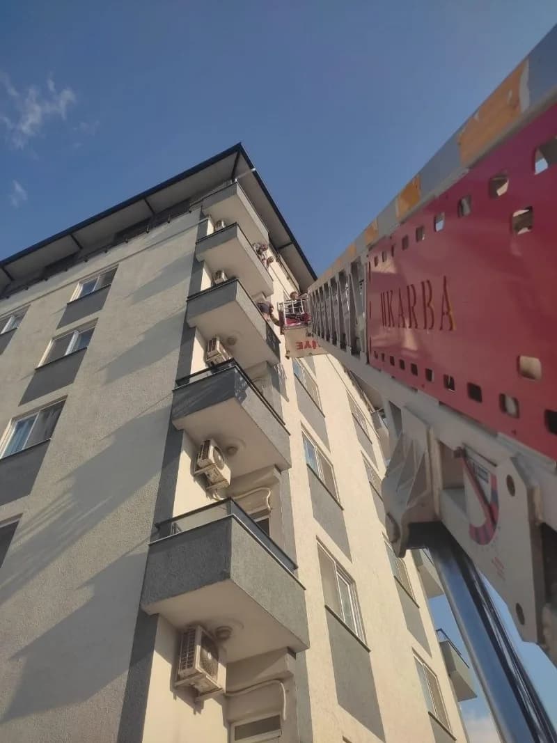 Balkonda demir korkuluklar üzerinde ölümle burun buruna gelen kadının korku dolu anları ve itfaiye ekiplerinin müdahales
