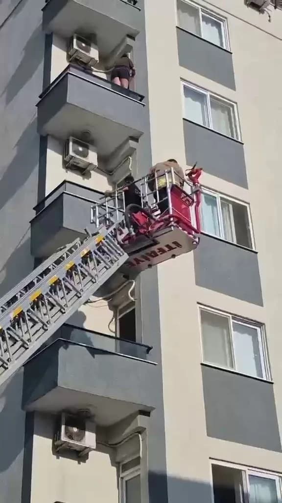 Hatay’da balkonda gördüğü böcekten korkarak korkuluğa çıkan ve mahsur kalan kadın, itfaiye ekiplerinin merdiven yardımıy