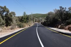 Bodrum Çamlık Mahallesi’nde finişer ile sıcak asfalt serimi yapılan yol çalışması görüntüsü