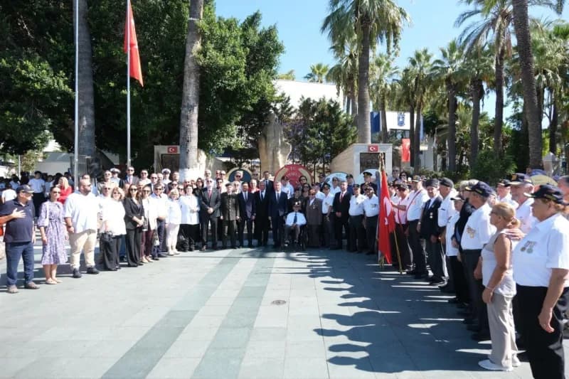 Bodrum Belediye Meydanı’nda 19 Eylül Gaziler Günü töreninde Atatürk Anıtı önünde çelenk sunumu