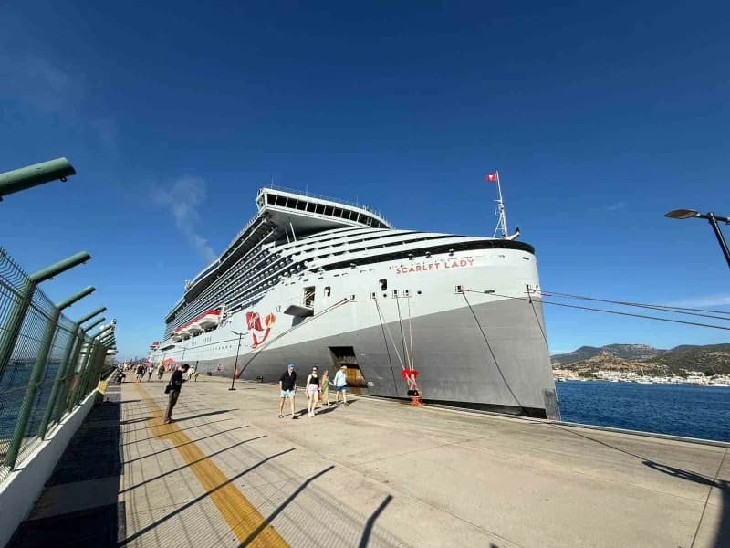 Muğla’nın Bodrum ilçesine gelen Scarlet Lady isimli yolcu gemisi, 2 bin 637 yolcu getirdi.