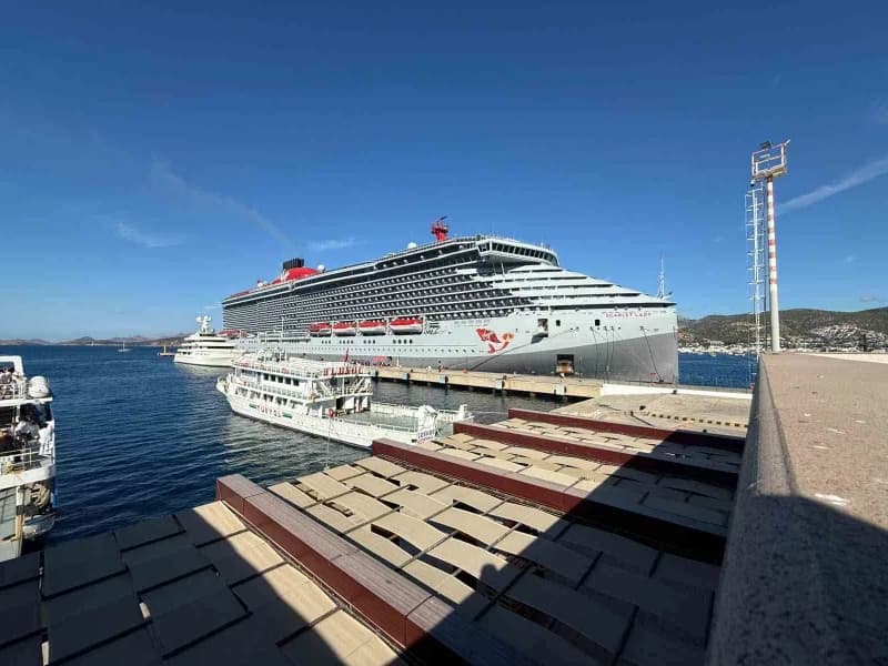 Muğla’nın Bodrum ilçesine gelen Scarlet Lady isimli yolcu gemisi, 2 bin 637 yolcu getirdi.