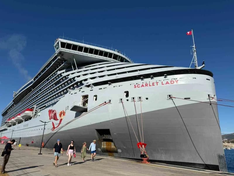 Bodrum Limanı'na yanaşan Scarlet Lady kruvaziyer gemisi ve yolcular