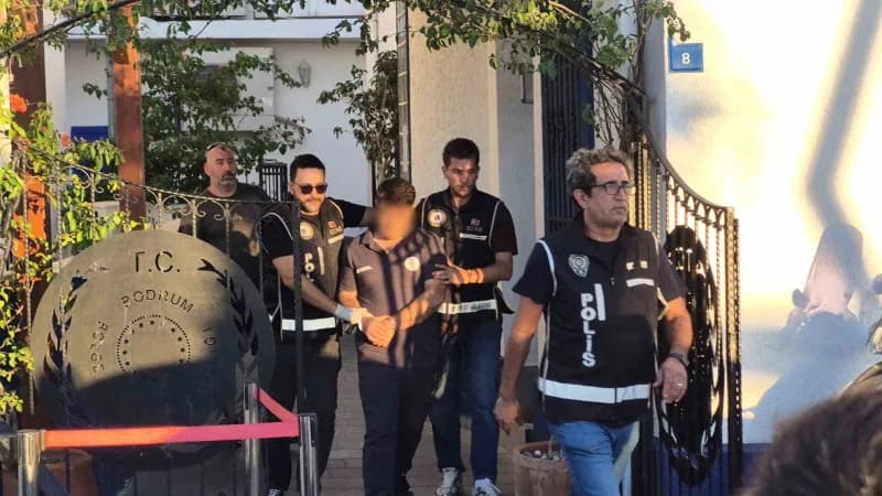 Muğla Bodrum'da Bodrum Bölge Liman Başkanlığı önünde polis operasyonu ve gözaltı işlemi