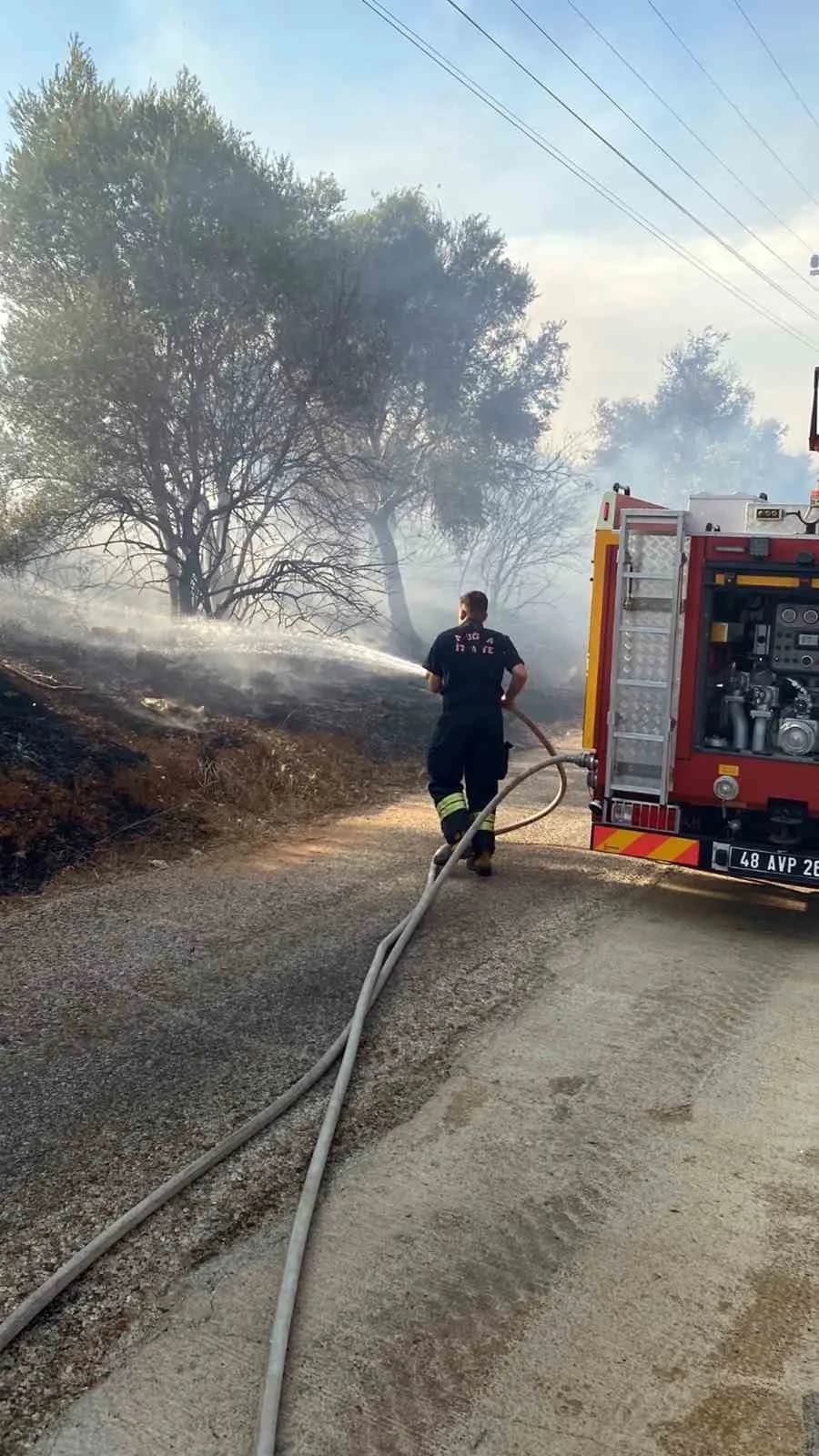 Bodrum-milas karayolu Kemikler Mahallesinde arazide başlayan ot yangını ekiplerin zamanında müdahalesi ile söndürüldü.