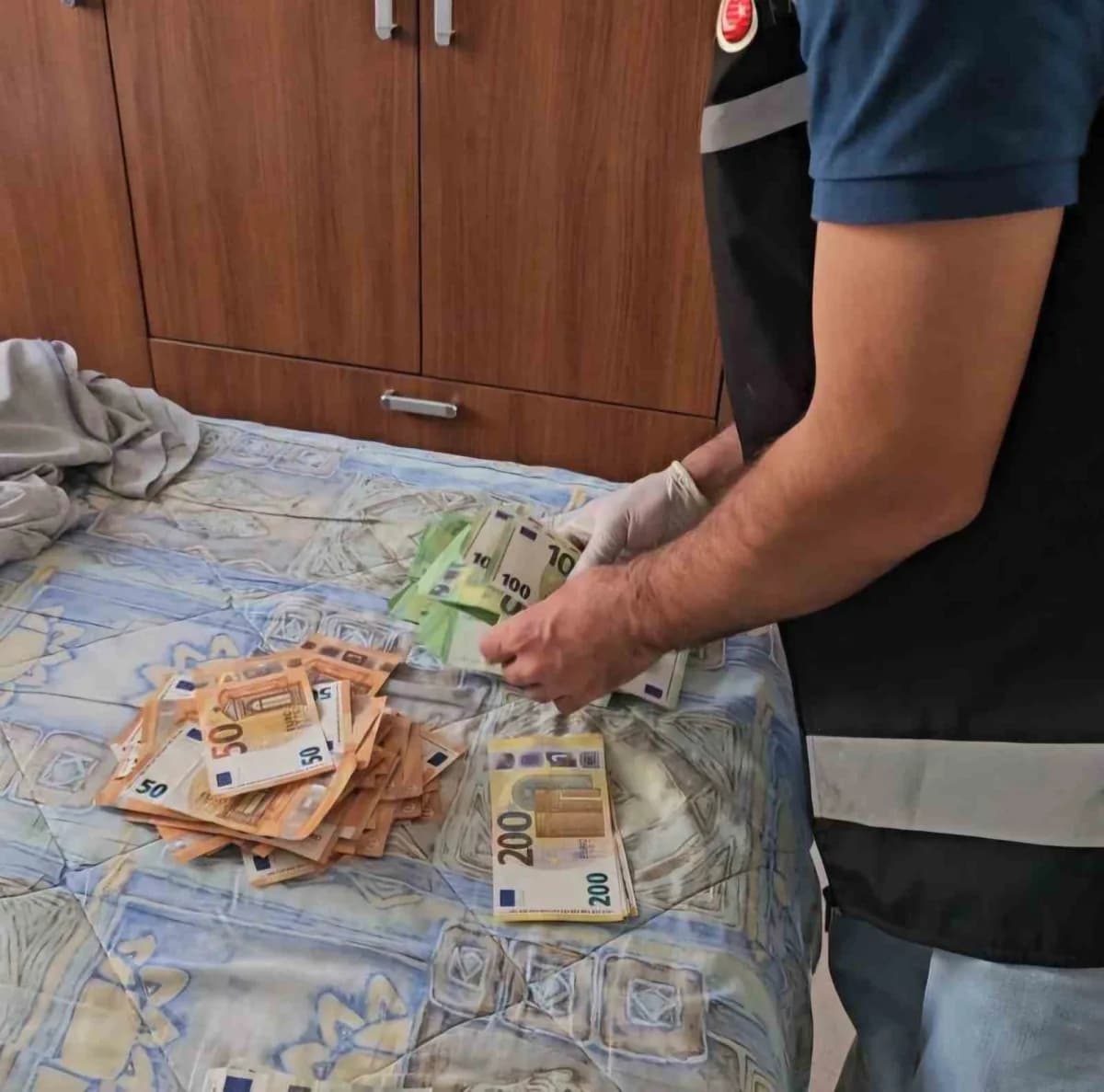 Yapılan aramalarda ele geçirilen 66 bin Avro dikkat çekti.