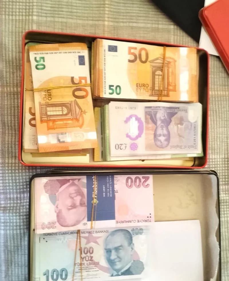 Yapılan aramalarda ele geçirilen 66 bin Avro dikkat çekti.