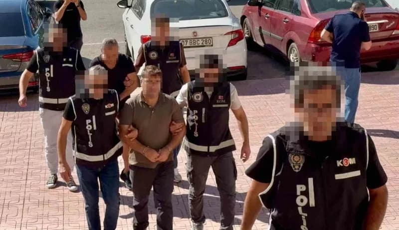 Bodrum Liman Başkanlığı önünde polis ekipleri ve gözaltına alınan şüpheliler