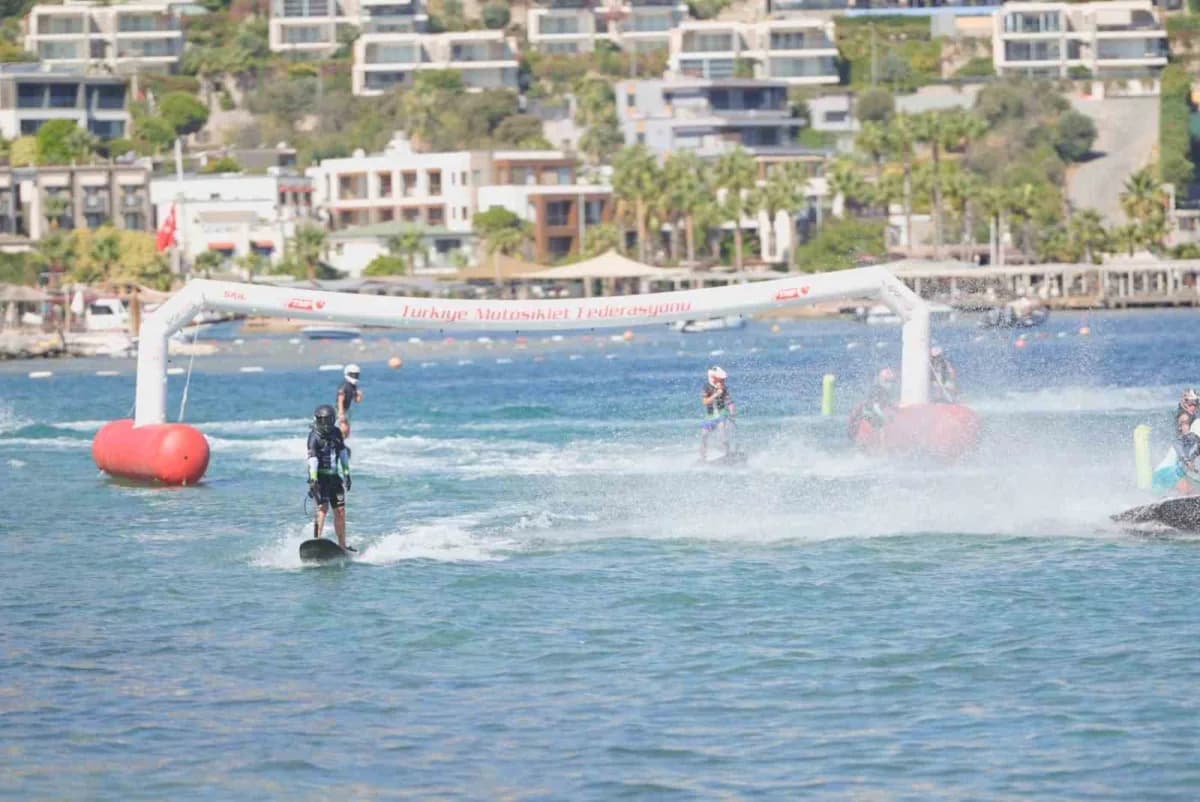 Bodrum Gündoğan Halk Plajı açıklarında su jeti ve motosurf yarışları sırasında yarışan sporcular