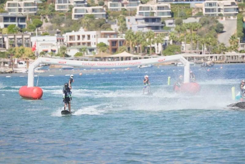 Bodrum Gündoğan Halk Plajı açıklarında su jeti ve motosurf yarışları sırasında yarışan sporcular