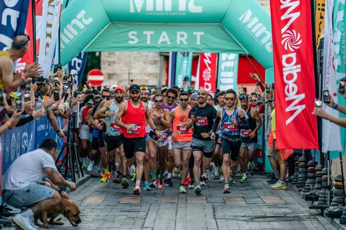 Bodrum Yarı Maratonu’nda koşan sporcular Bodrum Belediye Meydanı ve tarihi mekanlar önünde