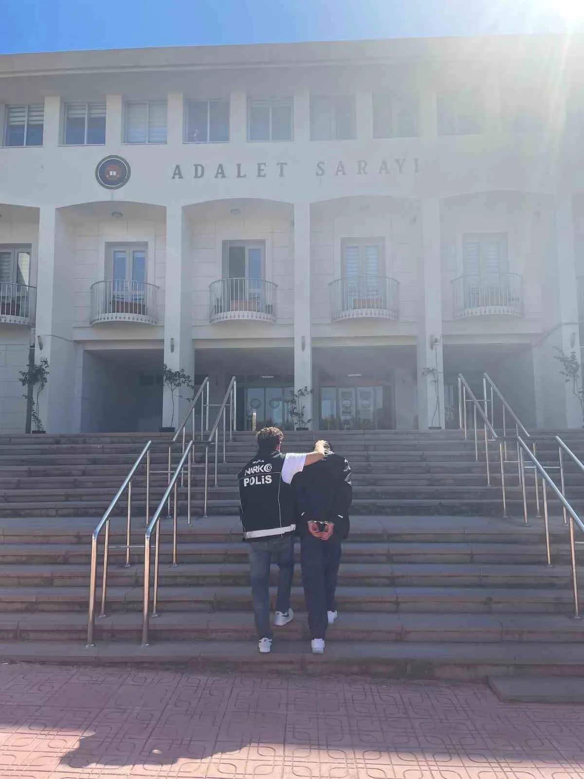 Muğla’nın Bodrum ve Yatağan ilçelerinde düzenlenen uyuşturucu operasyonunda gözaltına alınan 2 şüpheli tutuklandı.