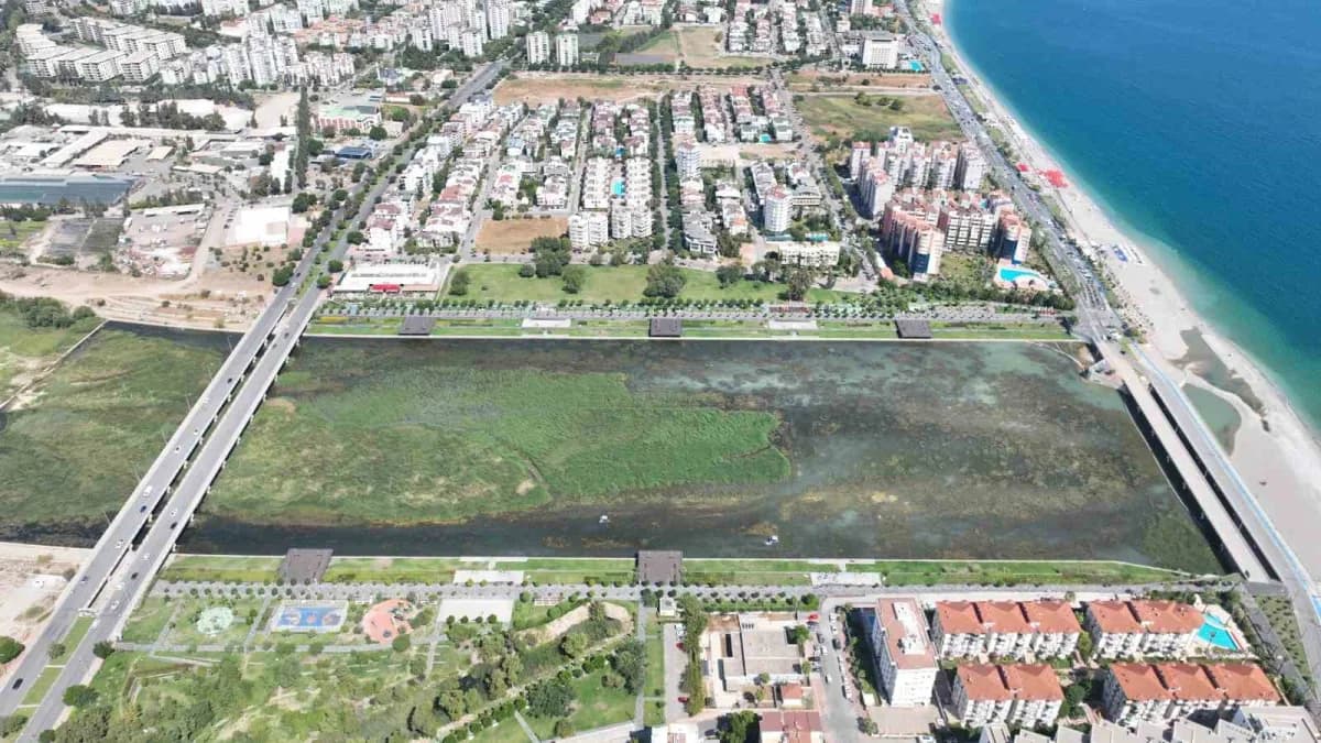 Antalya’da Boğaçayı’nda kirlilik tartışmaları sürerken, Büyükşehir Belediyesi bu yıl 320 ton sucul ot ile yaklaşık 4 ton