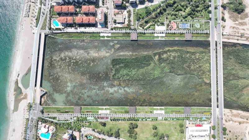 Antalya’da Boğaçayı’nda kirlilik tartışmaları sürerken, Büyükşehir Belediyesi bu yıl 320 ton sucul ot ile yaklaşık 4 ton
