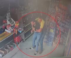 Hatay Antakya’da boğazına şeker kaçan adamın Heimlich manevrası ile kurtarılması anı