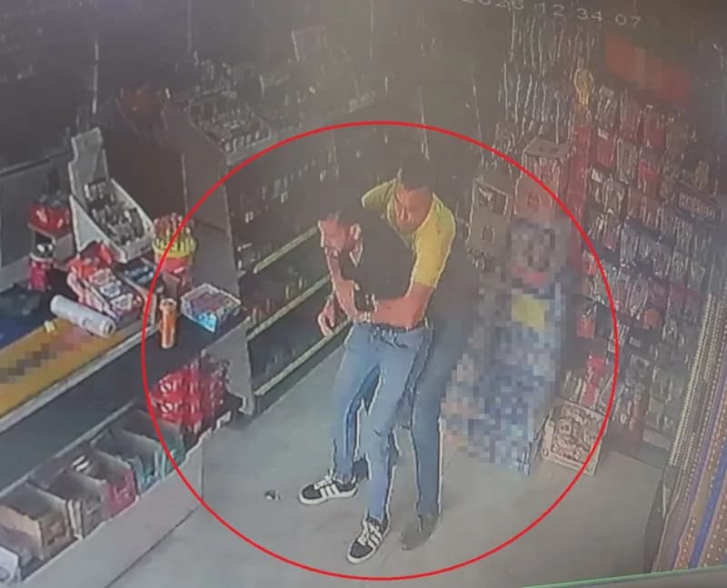 Hatay Antakya’da boğazına şeker kaçan adamın Heimlich manevrası ile kurtarılması anı