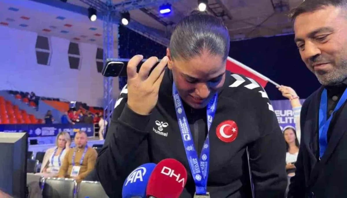 Cumhurbaşkanı Recep Tayyip Erdoğan, Kadın Boks Milli Takımı'nın Avrupa Şampiyonası'nda kazandığı başarılardan dolayı Mil