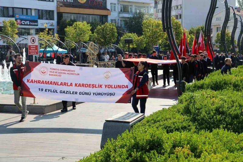 Bolu'da 19 Eylül Gaziler Günü dolayısıyla İzzet Baysal Caddesi'nde kortej yürüyüşü yapıldı.