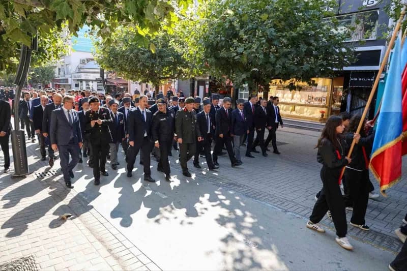 Bolu’da 19 Eylül Gaziler Günü kapsamında İzzet Baysal Caddesi’nde kortej yürüyüşü ve Anıtpark’ta tören düzenlendi