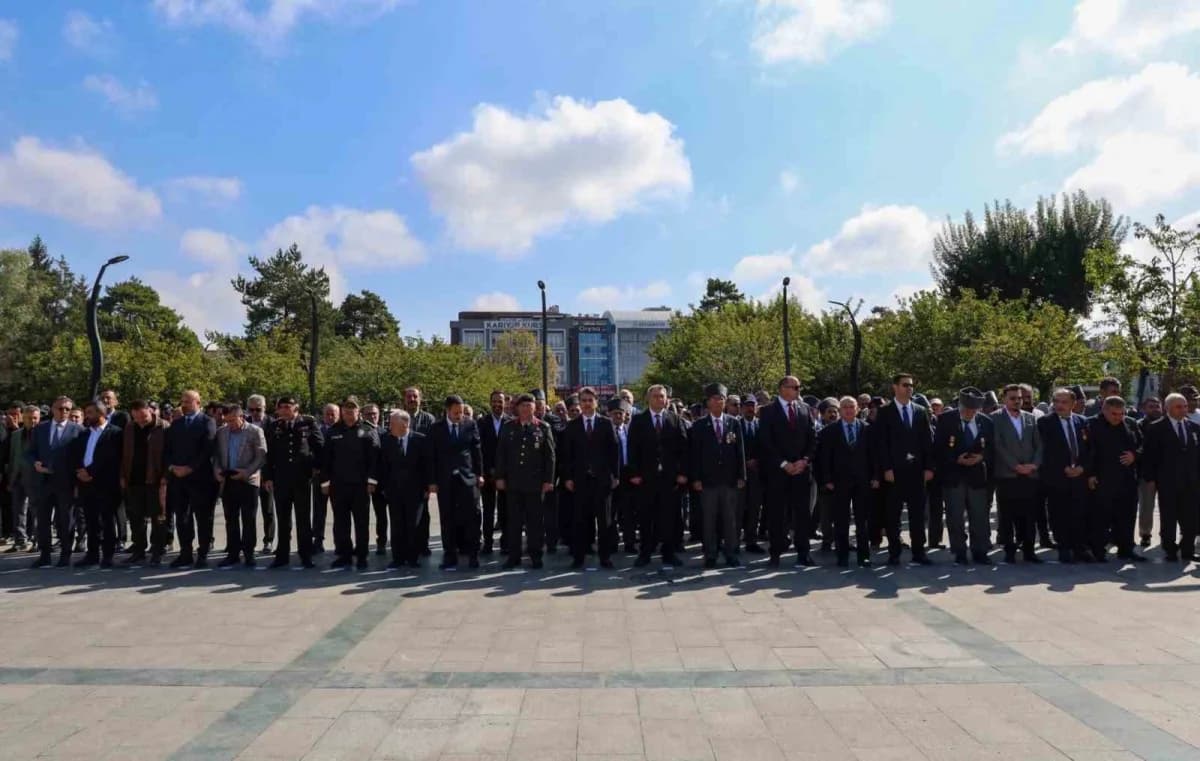 Bolu'da 19 Eylül Gaziler Günü dolayısıyla İzzet Baysal Caddesi'nde kortej yürüyüşü yapıldı.
