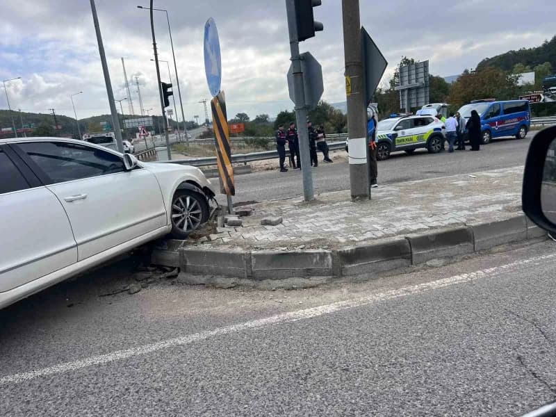 Bolu'da d-100 kara yolu Abant Kavşağı'nda iki otomobilin çarpışması sonucu meydana gelen kazada araçlar hurdaya dönerken