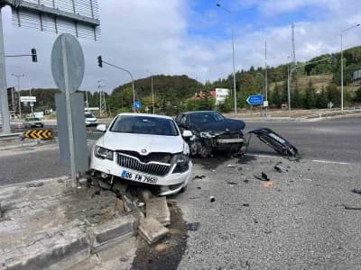 Bolu D-100 kara yolu Abant Kavşağı’nda iki otomobilin çarpışması sonucu hurdaya dönen araçlar