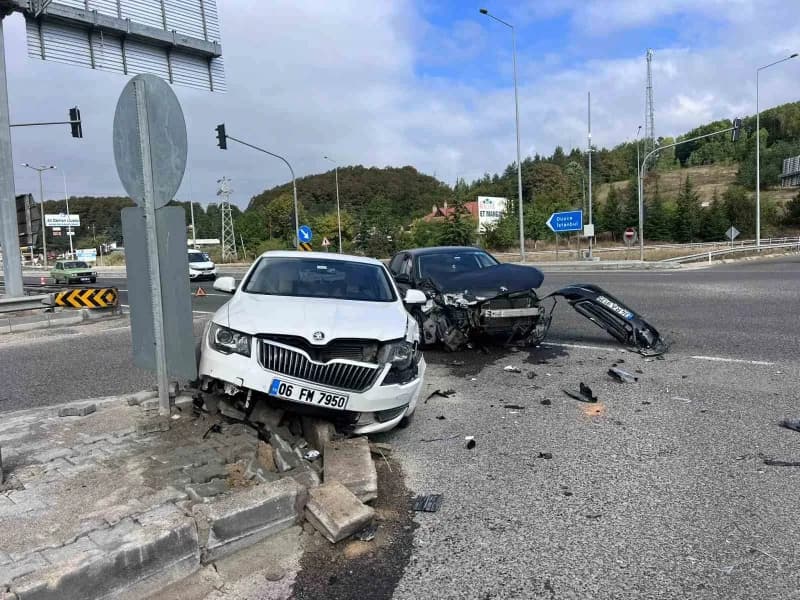 Bolu D-100 kara yolu Abant Kavşağı’nda iki otomobilin çarpışması sonucu hurdaya dönen araçlar