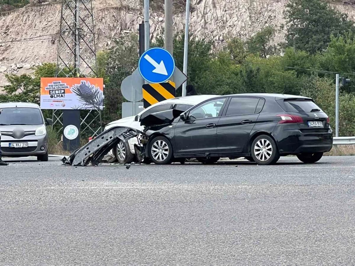 Bolu'da d-100 kara yolu Abant Kavşağı'nda iki otomobilin çarpışması sonucu meydana gelen kazada araçlar hurdaya dönerken