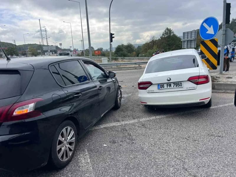 Bolu'da d-100 kara yolu Abant Kavşağı'nda iki otomobilin çarpışması sonucu meydana gelen kazada araçlar hurdaya dönerken