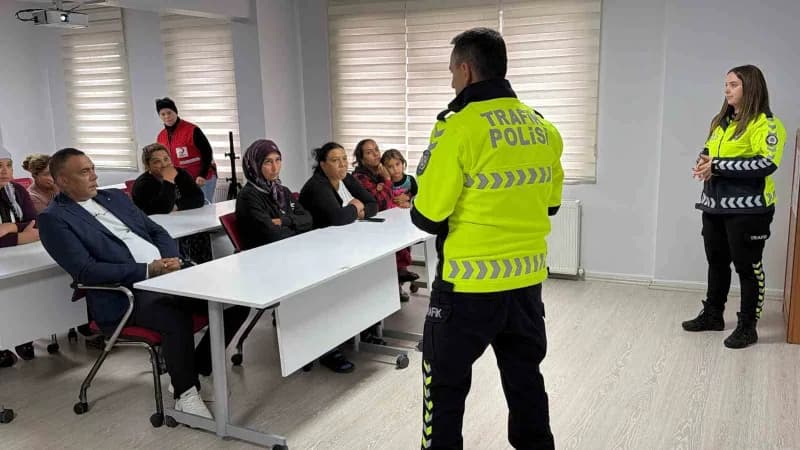 Bolu’da atık toplayıcılarına trafik güvenliği ve patpat kullanımı eğitimi verilirken görüntü