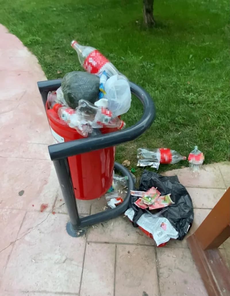 Bolu’nun Borazanlar Mahallesi Pırlanta Sokak üzerinde bulunan çocuk parkının duyarsız kişiler tarafından adeta çöplüğe ç