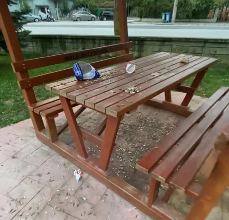 Bolu Borazanlar Mahallesi çocuk parkında çöplerle dolu oyun alanı ve çevresi