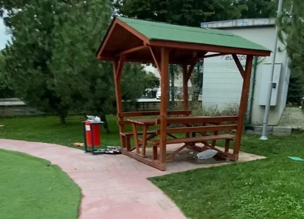 Bolu’nun Borazanlar Mahallesi Pırlanta Sokak üzerinde bulunan çocuk parkının duyarsız kişiler tarafından adeta çöplüğe ç